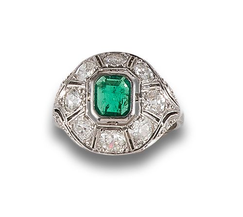 EMERALD AND DIAMONDS BOMBE RING, IN PLATINUM