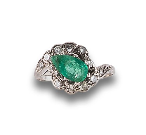 EMERALD AND DIAMONDS RING, IN PLATINUM