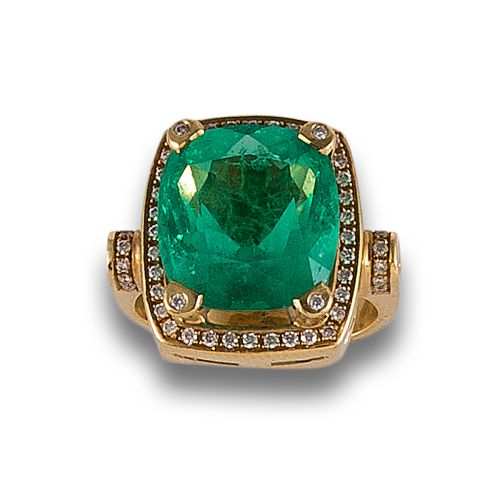 GOLD RING WITH EMERALDS AND DIAMONDS