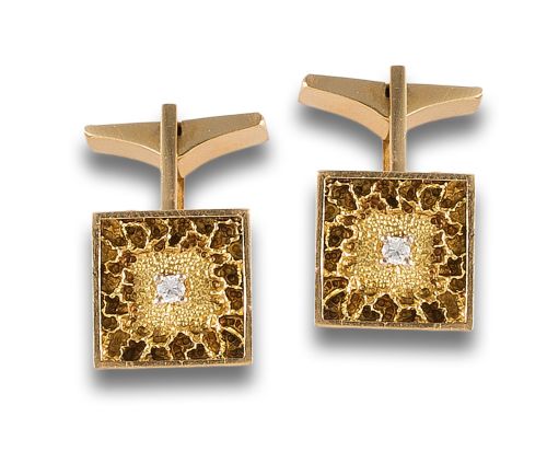 CUFFLINKS IN GOLD AND DIAMONDS