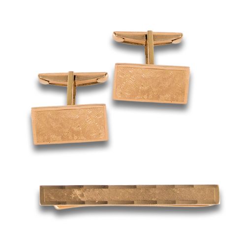 SET OF CUFFLINKS AND TIE PIN