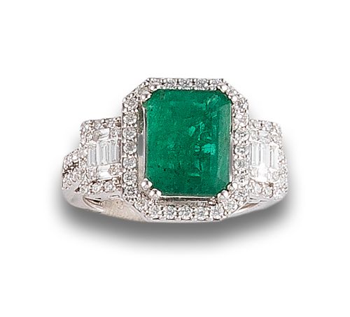 RING, ART DECO STYLE, EMERALD AND DIAMONDS, IN WHITE GOLD