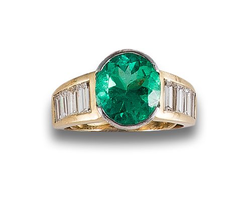 EMERALD AND DIAMONDS RING, IN TWO-TONE GOLD