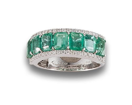 DIAMOND AND EMERALD RING, IN WHITE GOLD