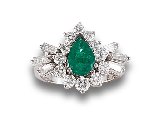 EMERALD AND DIAMONDS ROSETTE RING, IN WHITE GOLD