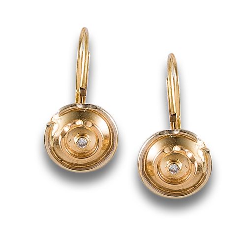 EARRINGS IN YELLOW GOLD AND DIAMONDS