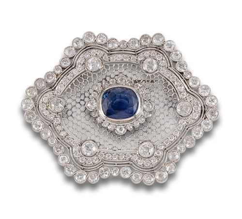 BROCHE-COLGANTE EN PLATINO, CA. 1930, CON ZAFIRO Y DIAMANTE