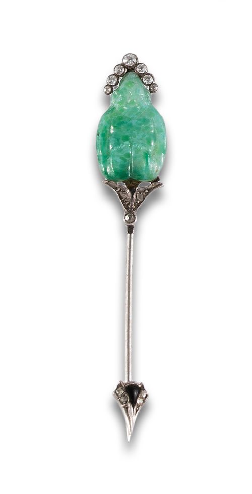 ALFILER CA. 1920 EN PLATA CON JADE, ÓNIX Y DIAMANTES