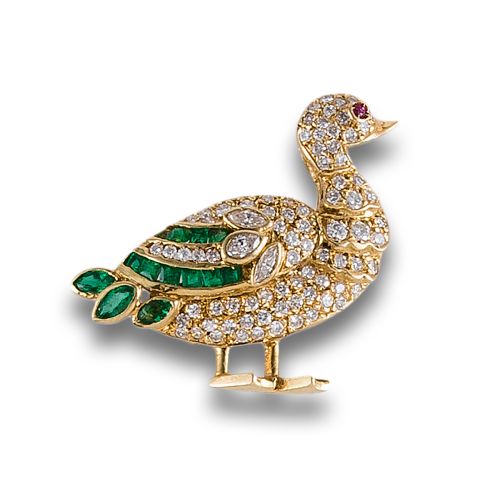 BROCHE PATO DE DIAMANTES, ESMERALDAS Y RUBÍ, EN ORO AMARILL