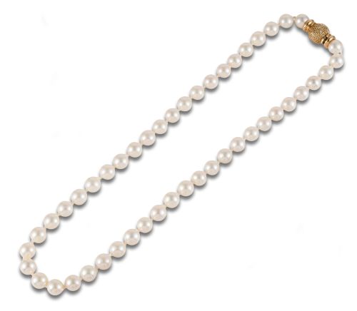 CULTURED PEARL NECKLACE, YELLOW GOLD BROOCH WITH DIAMONDS