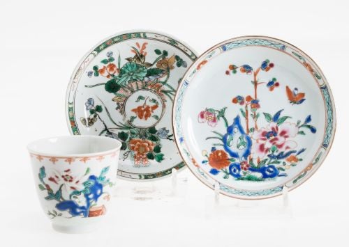 Lote de dos platillos y un vaso de porcelana vidriada y esm