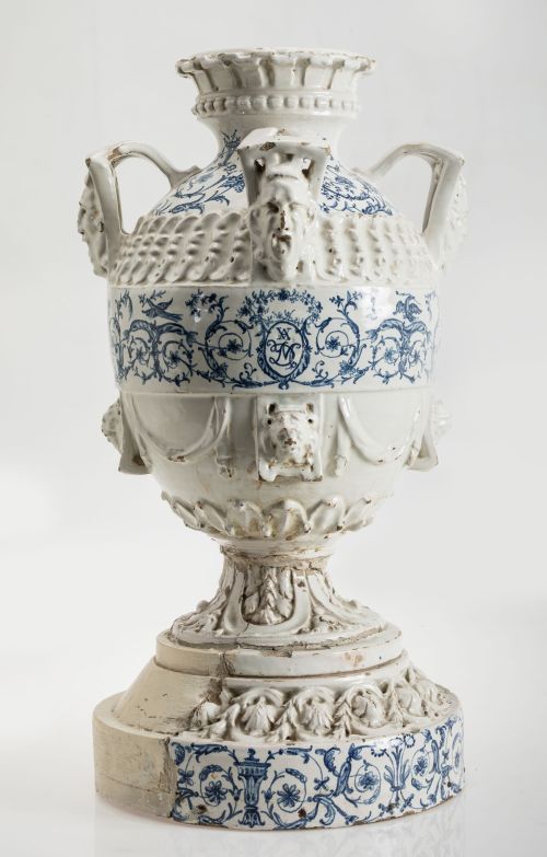 Alcora ceramic vase, Early Period, 1727 - 1742