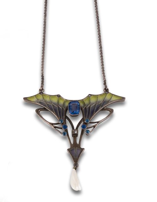 PENDANT ART NOUEVAU CA.1900 IN SILVER, ENAMELS AND SAPPHIRES