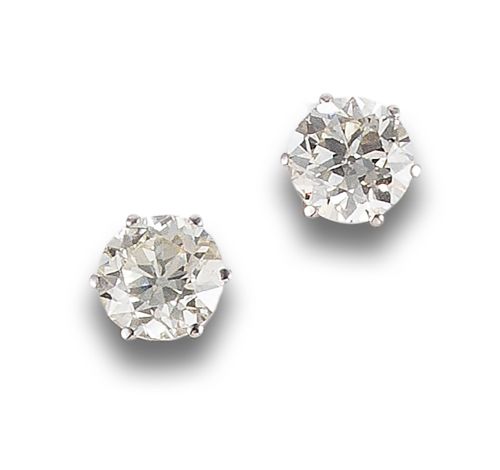 EARRINGS IN GOLD AND DIAMONDS WITH AN ESTIMATED TOTAL WEIGH