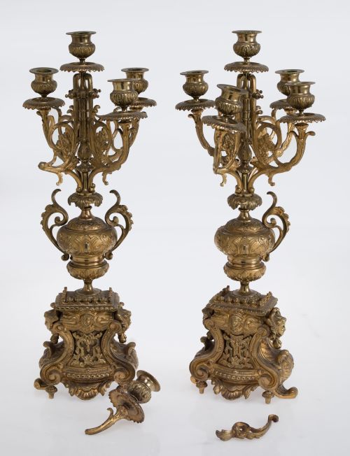 Pareja de candelabros de bronce dorado de gusto barroco, S.