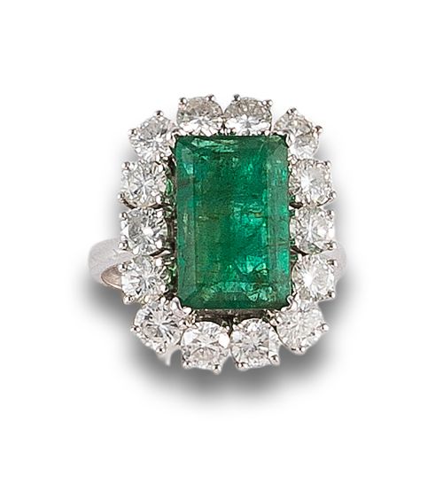 EMERALD AND DIAMONDS ROSETTE RING, IN WHITE GOLD