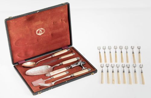 Set of cutlery serving case and 16 seafood forks