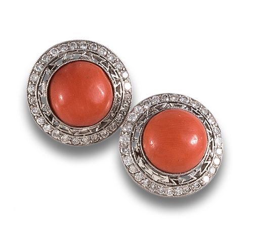 PENDIENTES, ESTILO ANTIGUO, DE DIAMANTES Y CORAL, EN PLATIN