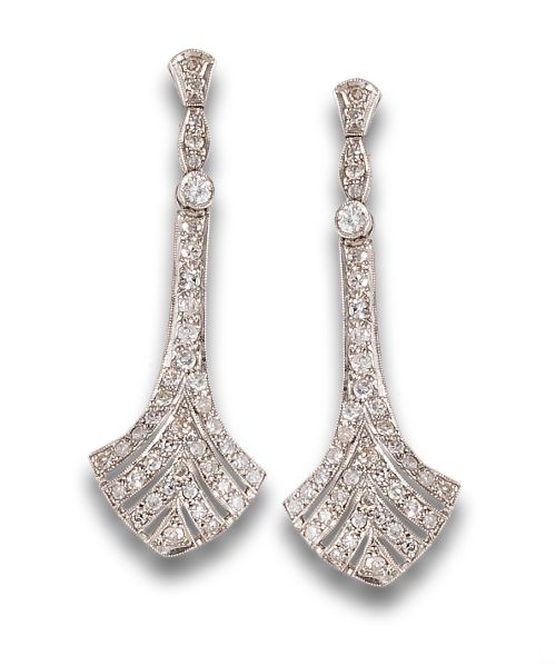 LONG ART DECO STYLE DIAMOND EARRINGS IN PLATINUM