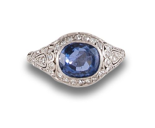 ART NOUVEAU SAPPHIRE AND DIAMONDS RING, IN PLATINUM