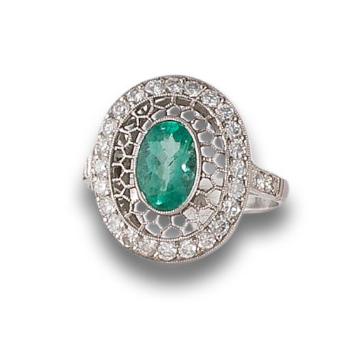 ANTIQUE STYLE EMERALD AND DIAMOND RING, IN PLATINUM