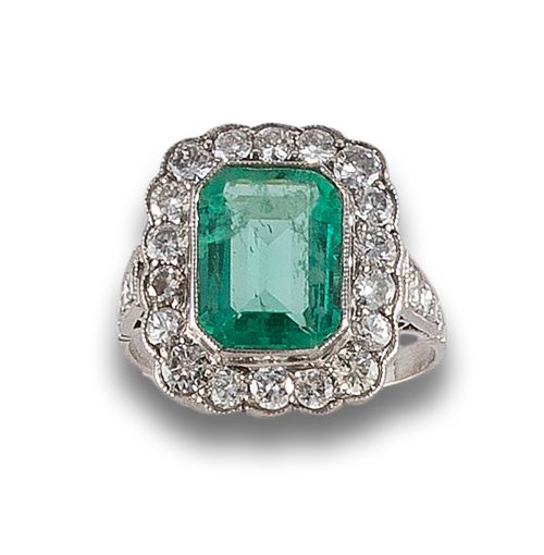 OLD STYLE ROSETTE RING WITH EMERALD AND DIAMONDS, IN PLATIN