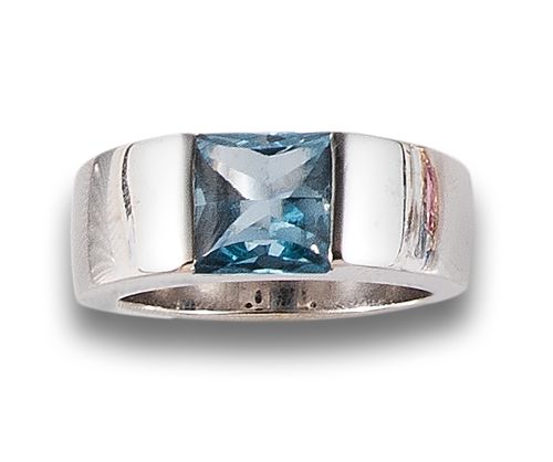 RING IN WHITE GOLD AND TOPAZ