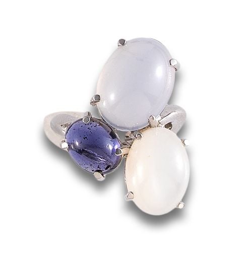 WHITE GOLD RING WITH MOONSTONE AND AMETHYST CABOCHONS