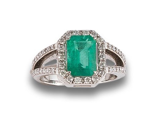 RING, ART DECO STYLE, WITH DIAMONDS AND EMERALD, IN WHITE G