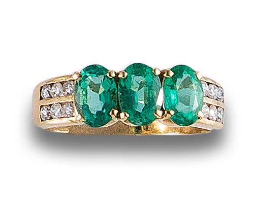 EMERALD AND DIAMONDS RING, IN YELLOW GOLD