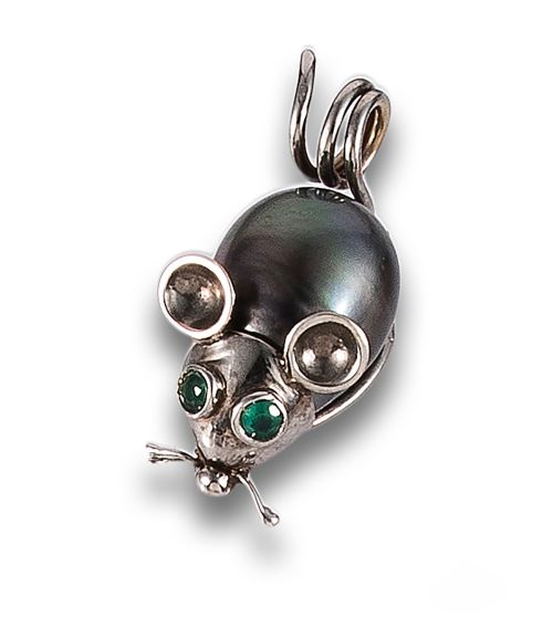 EMERALD, PEARL AND WHITE GOLD MOUSE PENDANT