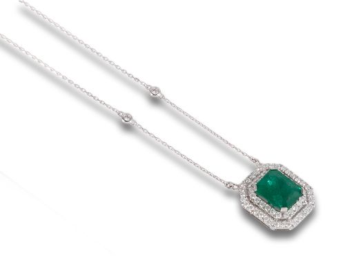 COLGANTE DE ESMERALDA Y DIAMANTES, EN ORO BLANCO CON CADENI