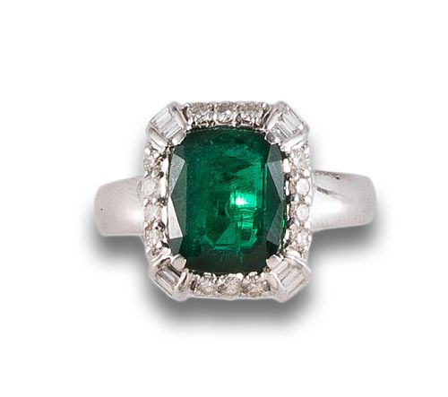 EMERALD AND DIAMONDS RING, IN WHITE GOLD