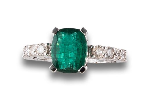 EMERALD AND DIAMONDS RING, IN WHITE GOLD