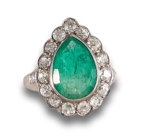 EMERALD AND DIAMOND ROSETTE RING, IN PLATINUM