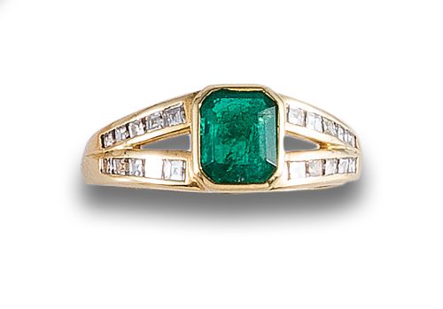 GOLD RING WITH EMERALD AND DIAMONDS