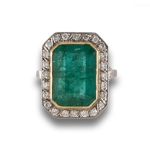 COCKTAIL RING, ART DECO STYLE, WITH DIAMONDS AND CENTRAL EM