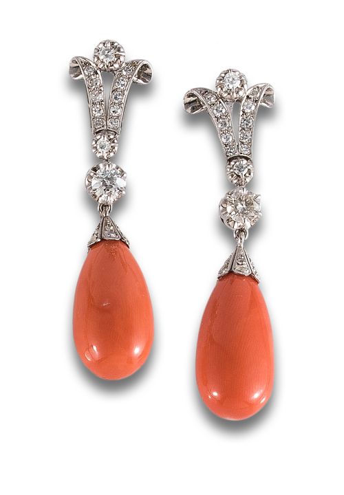 PENDIENTES EN ORO CON DIAMANTES Y PERILLAS DE CORAL 