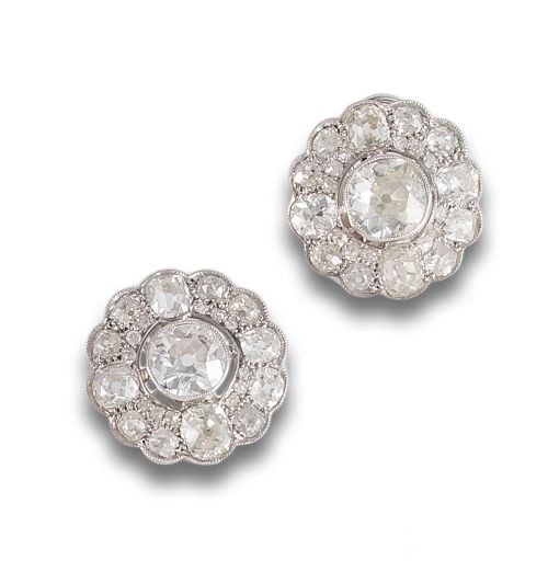 PENDIENTES ROSETONES CA.1920 EN PLATINO Y DIAMANTES