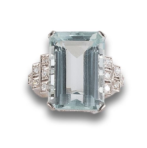 ART DECO STYLE DIAMONDS AND AQUAMARINE RING IN PLATINUM