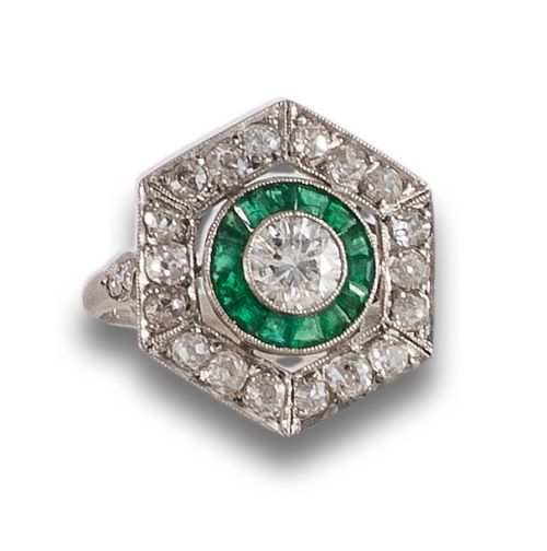 HEXAGONAL HALO RING WITH DIAMONDS AND EMERALDS, IN PLATINUM