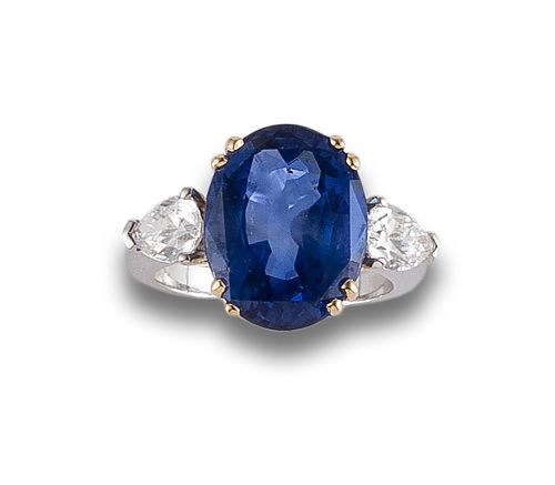 GOLD RING WITH SAPPHIRE FRAMED BY DIAMONDS