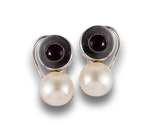 BYPASS EARRINGS IN AMETHYST AND PEARLS, IN WHITE GOLD