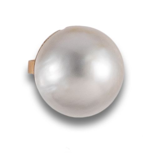 RING, 1960s, IN MABE PEARL AND YELLOW GOLD