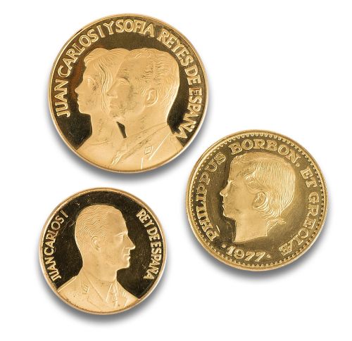 TRES MONEDAS CONMEMORATIVAS EN ORO AMARILLO DE LOS RESYES D