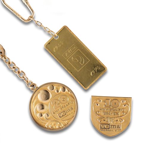 TWO KEYCHAINS AND METOPA IN GOLD