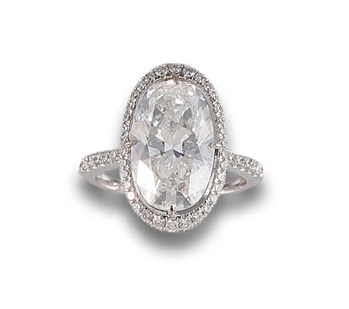 SORTIJA SOLITARIO DE DIAMANTE, TALLA OVAL, DE 5.01 CT. APRO