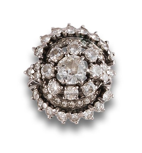 ANTIQUE ROSETTE DIAMOND RING, IN PLATINUM