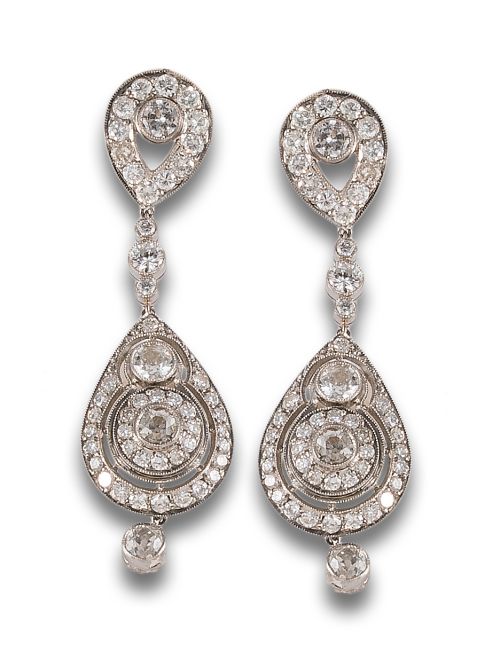 LONG DIAMOND EARRINGS, ANTIQUE STYLE, IN PLATINUM