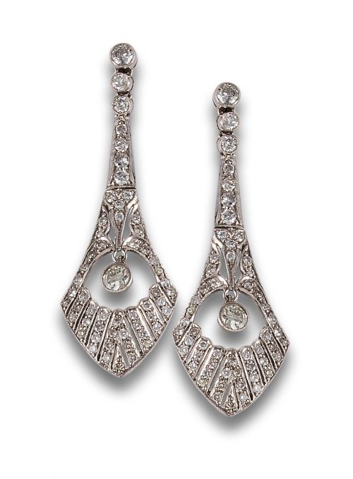 LONG ART DECO STYLE DIAMOND EARRINGS IN PLATINUM